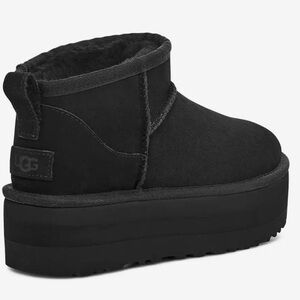 New in box UGG sz9 Women’s Classic Ultra Mini Platform in black…